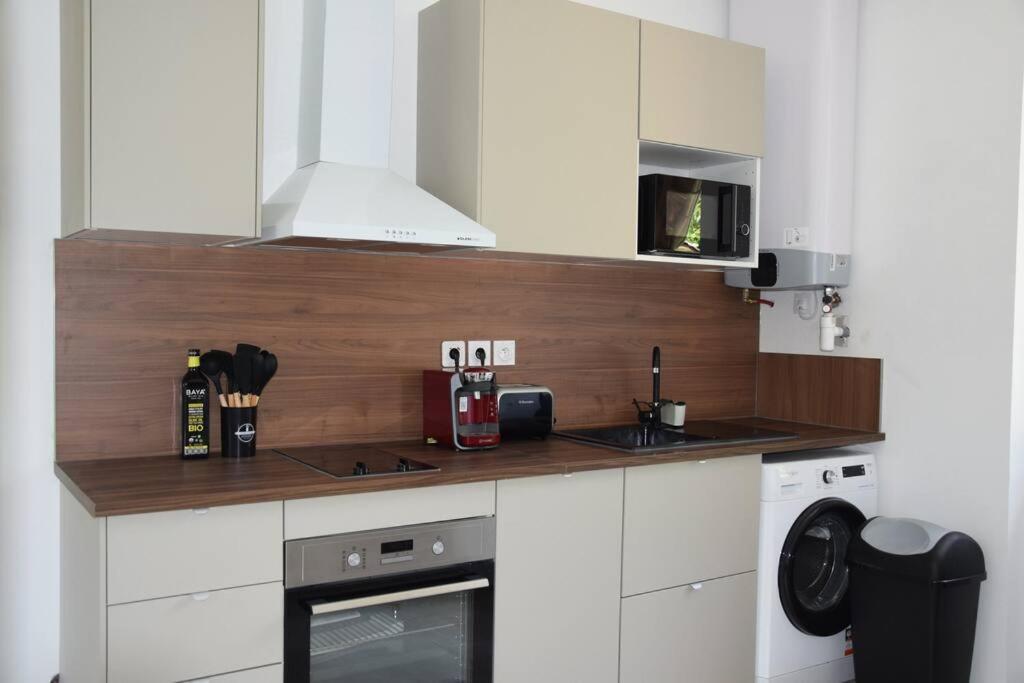 Elegant T2 A Bron, Tramway A 2Min, Box Parking, 4Personnes Exterior foto